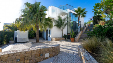 Contemporary Three-Bedroom Seafront Villa with Rooftop Terrace in Vale do Lobo, Property for sale in Almancil, Loulé, PP176381