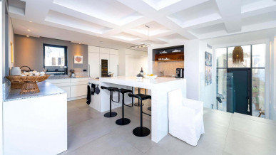 Contemporary Three-Bedroom Seafront Villa with Rooftop Terrace in Vale do Lobo, Property for sale in Almancil, Loulé, PP176381