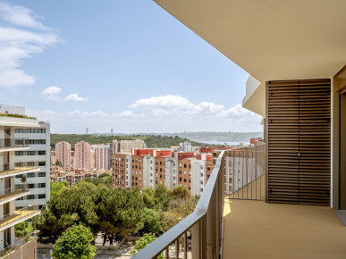 3 bedroom flat with river view and parking in Miraflores, Property for sale in DL37642