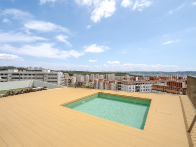 3 bedroom flat with river view and parking in Miraflores, Property for sale in DL37642