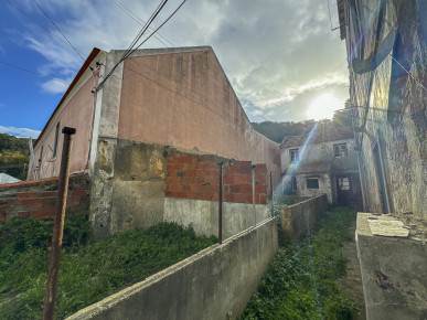 Centenary building in wholly owned property in Colares, Sintra, Property for sale in Colares, Sintra, DL31271