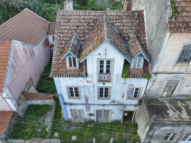 Centenary building in wholly owned property in Colares, Sintra, Property for sale in Colares, Sintra, DL31271