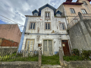 Centenary building in wholly owned property in Colares, Sintra, Property for sale in Colares, Sintra, DL31271