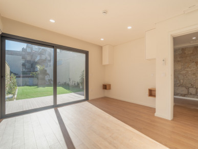 1+1 bedroom flat with garden in downtown Porto, Property for sale in Cedofeita, Santo Ildefonso, Sé, Miragaia, São Nicolau e Vitória, Porto, DL36301