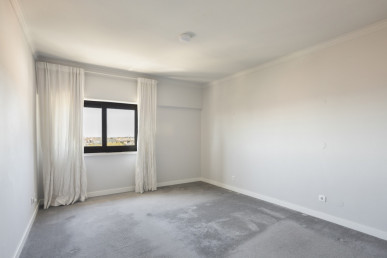 2 bedroom flat, with sea view, in Cascais and Estoril, Property for sale in Cascais e Estoril, Cascais, DL38283