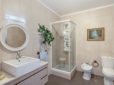 4 bedroom villa in Paço de Arcos with 4 Car Garage and Attic, Property for sale in Oeiras e S. Julião da Barra, Paço de Arcos e Caxias, Oeiras, DL37102