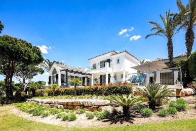 Elegant Golf Villa with Lake Views in Pinheiros Altos, Property for sale in Almancil, Loulé, PP176400