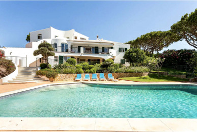 Spacious 5+1 Bedroom Villa with Pool and Mature Gardens in Vale do Lobo, Property for sale in Almancil, Loulé, PP176410