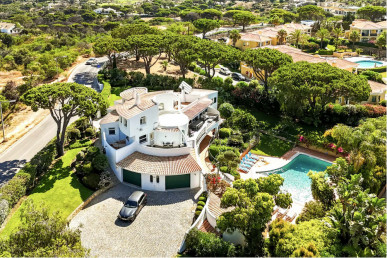 Spacious 5+1 Bedroom Villa with Pool and Mature Gardens in Vale do Lobo, Property for sale in Almancil, Loulé, PP176410