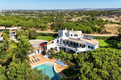 Spacious 5+1 Bedroom Villa with Pool and Mature Gardens in Vale do Lobo, Property for sale in Almancil, Loulé, PP176410