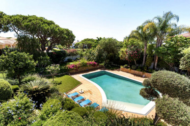 Spacious 5+1 Bedroom Villa with Pool and Mature Gardens in Vale do Lobo, Property for sale in Almancil, Loulé, PP176410