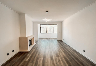 Renovated 2 bedroom flat in Cascais with garage and green areas, Property for sale in Cascais e Estoril, Cascais, DL38371