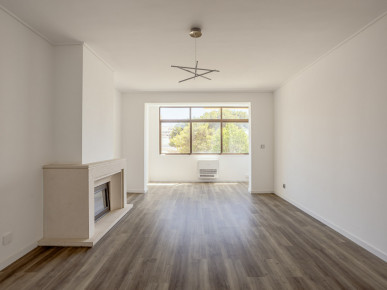 Renovated 2 bedroom flat in Cascais with garage and green areas, Property for sale in Cascais e Estoril, Cascais, DL38371