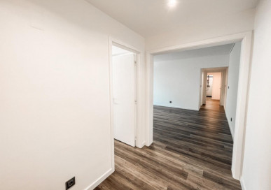 Renovated 2 bedroom flat in Cascais with garage and green areas, Property for sale in Cascais e Estoril, Cascais, DL38371