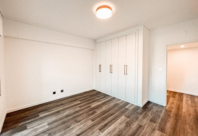 Renovated 2 bedroom flat in Cascais with garage and green areas, Property for sale in Cascais e Estoril, Cascais, DL38371