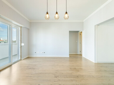 1 bedroom Property in Lisbon, Property for sale in JL-97694