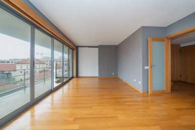 4+1 bedroom duplex flat in Matosinhos Sul, Property for sale in DL28734