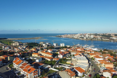 T4+1 house with garden, terraces and private garage, close to Marina da Afurada, Property for sale in Canidelo, Vila Nova de Gaia, DL29171
