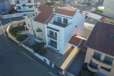T4+1 house with garden, terraces and private garage, close to Marina da Afurada, Property for sale in Canidelo, Vila Nova de Gaia, DL29171