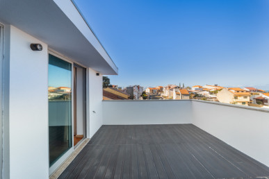 T4+1 house with garden, terraces and private garage, close to Marina da Afurada, Property for sale in Canidelo, Vila Nova de Gaia, DL29171