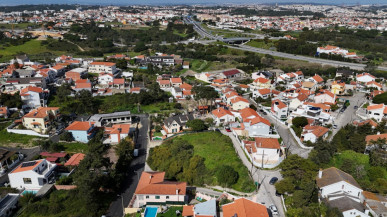 Land for construction with an area of 1,253m2, 10mins from Costa da Caparica beach, Property for sale in DL31469