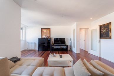 3 bedroom flat with 2 parking spaces, on Av. Boavista, Property for sale in Ramalde, Porto, DL32774