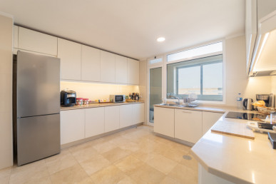 3 bedroom flat with 2 parking spaces, on Av. Boavista, Property for sale in Ramalde, Porto, DL32774