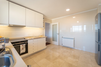 3 bedroom flat with 2 parking spaces, on Av. Boavista, Property for sale in Ramalde, Porto, DL32774