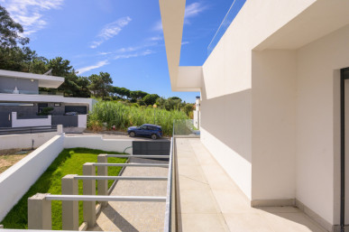 4 bedroom villa with swimming pool in Sobreda, Costa da Caparica, Property for sale in DL33760