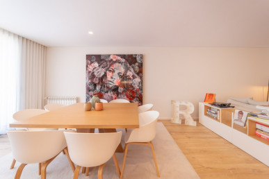 4 bedroom flat with balcony, in Matosinhos Sul, Property for sale in Matosinhos, Porto, DL34406