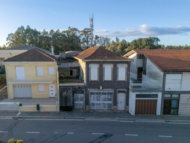 Building with 460m2 and large land, in Milheiros, Maia, Property for sale in DL35093