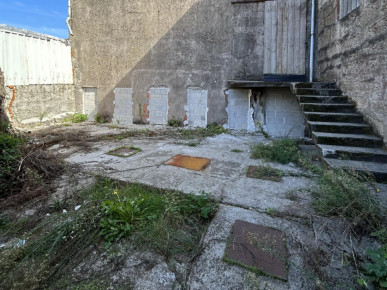 Building with 460m2 and large land, in Milheiros, Maia, Property for sale in DL35093