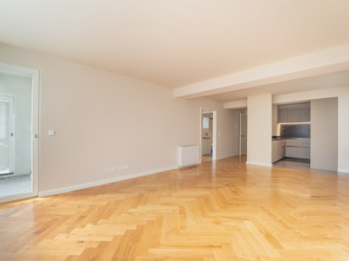1 bedroom flat with balcony, in Rua de Sá de Bandeira, Property for sale in DL35766