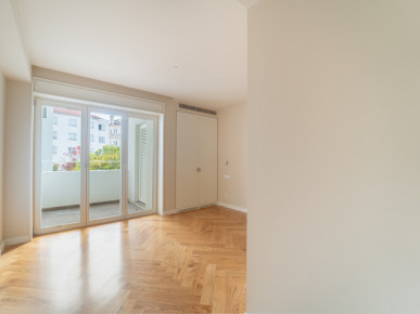 1 bedroom flat with balcony, in Rua de Sá de Bandeira, Property for sale in DL35766