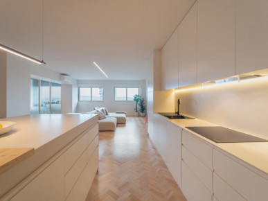 Renovated 4 bedroom flat in the centre of Porto, Property for sale in Cedofeita, Santo Ildefonso, Sé, Miragaia, São Nicolau e Vitória, Porto, DL35800