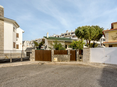 6 bedroom villa with garden and swimming pool next to Carcavelos and Parede beaches, Property for sale in DL36915
