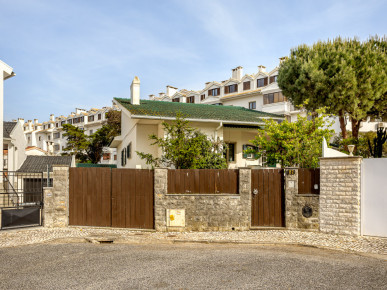 6 bedroom villa with garden and swimming pool next to Carcavelos and Parede beaches, Property for sale in DL36915