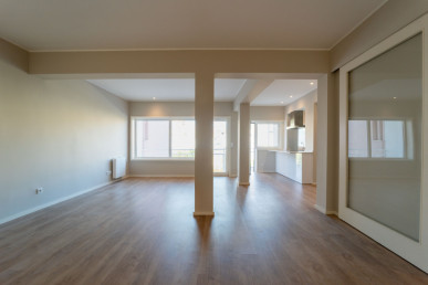 Renovated 2 Bedroom Apartment with Garage next to Boavista, Property for sale in Cedofeita, Santo Ildefonso, Sé, Miragaia, São Nicolau e Vitória, Porto, DL37146