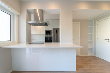 Renovated 2 Bedroom Apartment with Garage next to Boavista, Property for sale in Cedofeita, Santo Ildefonso, Sé, Miragaia, São Nicolau e Vitória, Porto, DL37146