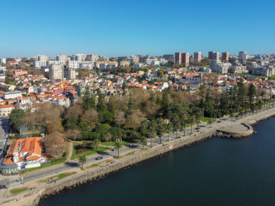 2 bedroom triplex flat, with swimming pool, in Foz do Douro, Porto, Property for sale in Lordelo do Ouro e Massarelos, Porto, DL31955