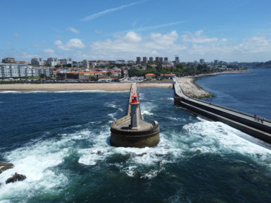 2 bedroom triplex flat, with swimming pool, in Foz do Douro, Porto, Property for sale in Lordelo do Ouro e Massarelos, Porto, DL31955