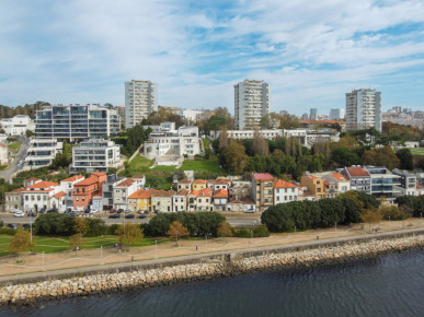 2 bedroom triplex flat, with swimming pool, in Foz do Douro, Porto, Property for sale in Lordelo do Ouro e Massarelos, Porto, DL31955