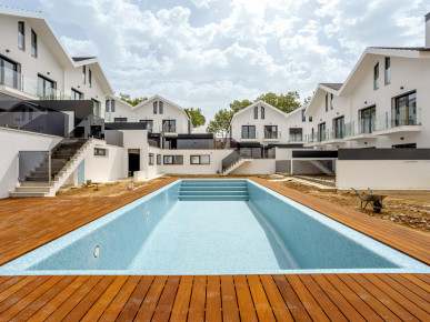 4 bedroom villa, by the sea, in São Pedro do Estoril, Cascais, Property for sale in Cascais e Estoril, Cascais, DL35029