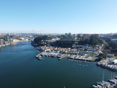 5 bedroom villa with swimming pool and sea views, next to Miramar beach, Property for sale in Arcozelo, Vila Nova de Gaia, DL35010