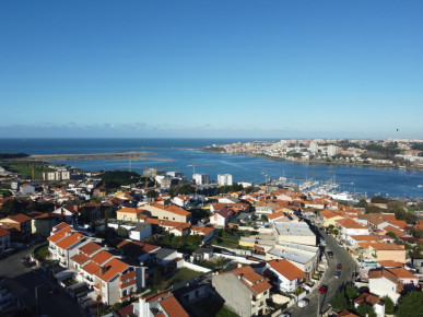 5 bedroom villa with swimming pool and sea views, next to Miramar beach, Property for sale in Arcozelo, Vila Nova de Gaia, DL35010