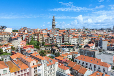 2 bedroom flat with garden, garage and storage, in downtown Porto, Property for sale in DL35344