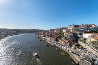 2 bedroom flat with garden, garage and storage, in downtown Porto, Property for sale in DL35344