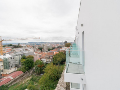 2 bedroom flat with garden, garage and storage, in downtown Porto, Property for sale in DL35344