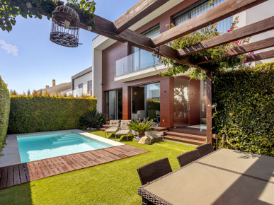 Contemporary villa with garden and pool in Carcavelos, Property for sale in Carcavelos e Parede, Cascais, DL38374