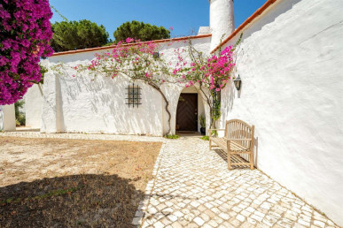 Exclusive Five-Bedroom Golf Front Villa on a 3,040 m² Plot in Prime Vilamoura, Property for sale in Vilamoura, Albufeira, PP176436